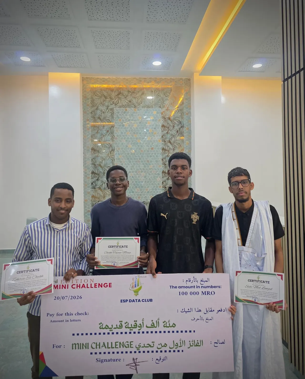 Les lauréats de Data Squad avec leurs certificats et le chèque de la première place