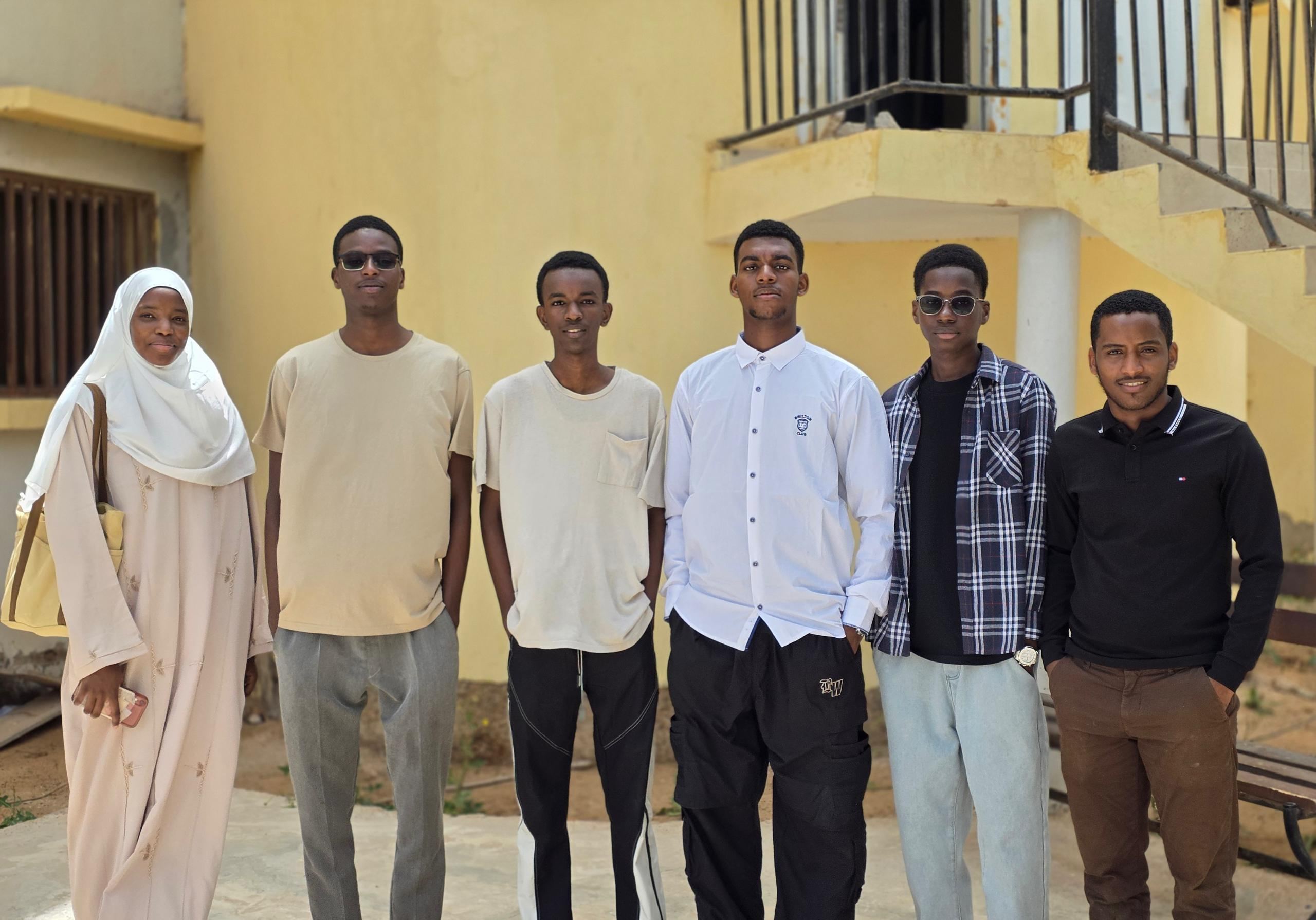 Six membres de Data Squad réunis dans la cour de leur école